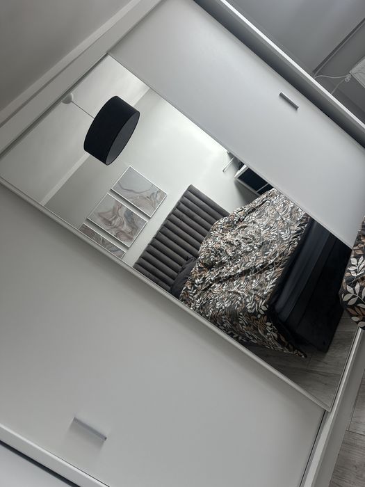 Trzy pary drzwi przesuwnych do szafy