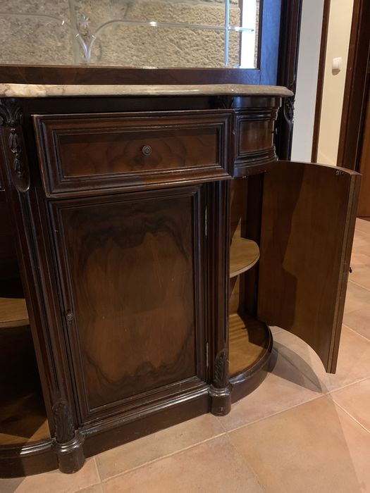 Móvel aparador com espelho