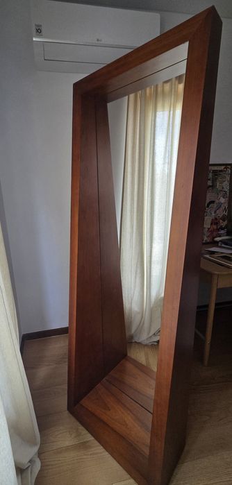 Espelho de chão/pé com estrutura em madeira maciça