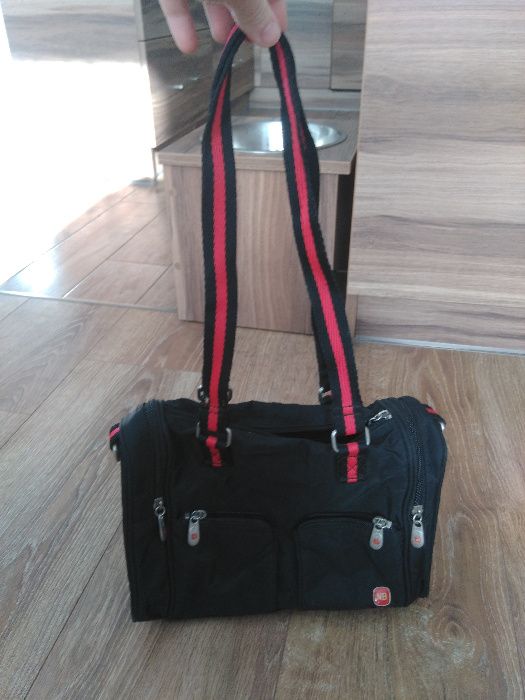 Torebka kuferek czarno-czerwona New Balance