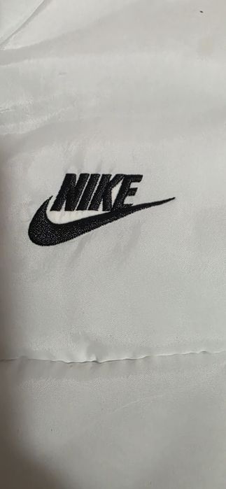 Biała kurtka Nike