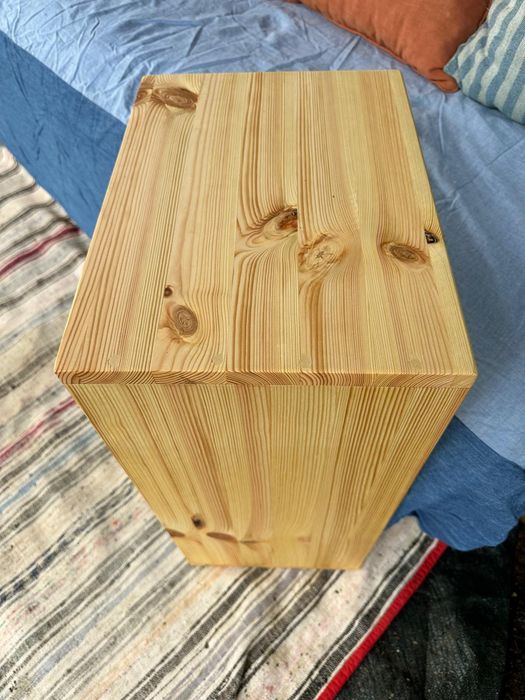 Mesa lateral em pinho maciço nova – artesanal
