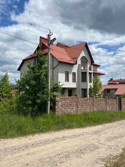 Приватний будинок на Озерній