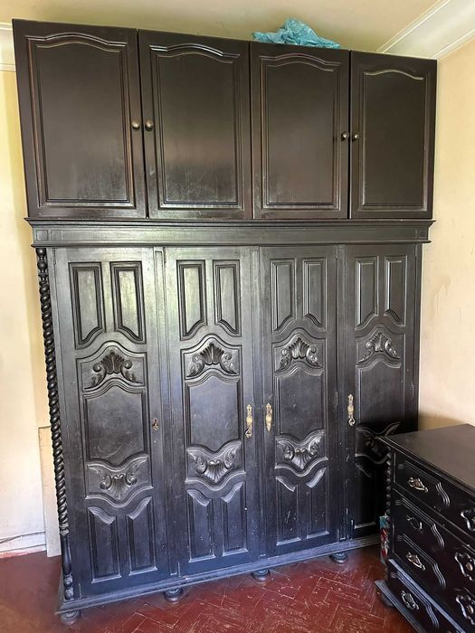 Cama roupeiro e 2 comodas de pau preto