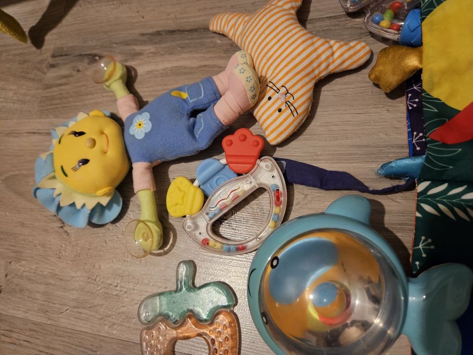 Zestaw zabawek dla niemowlaka.  Stan bardzo dobry/ idealny