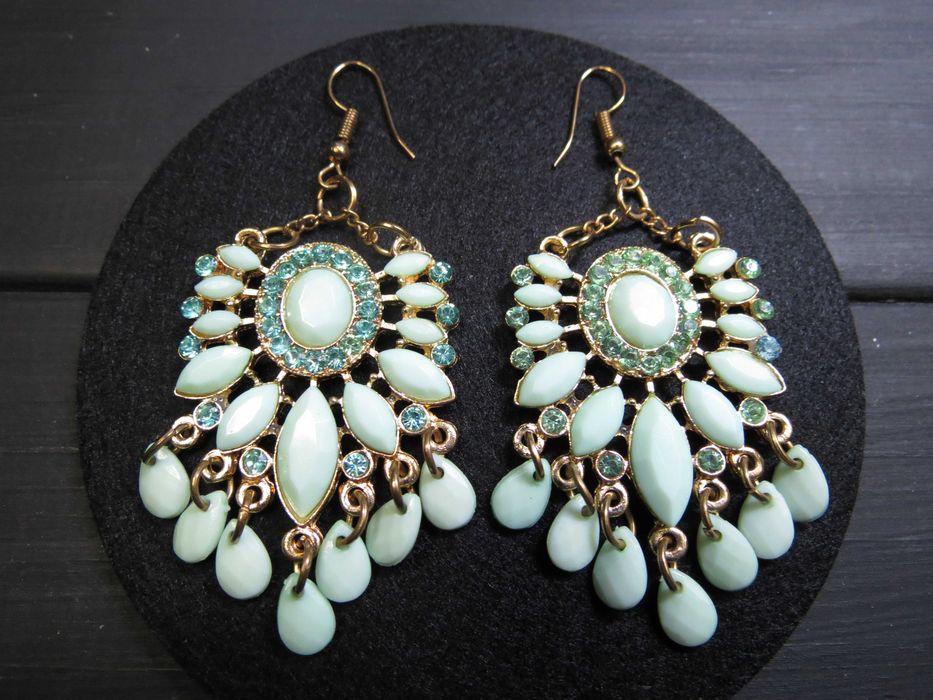 Серьги длинные белые