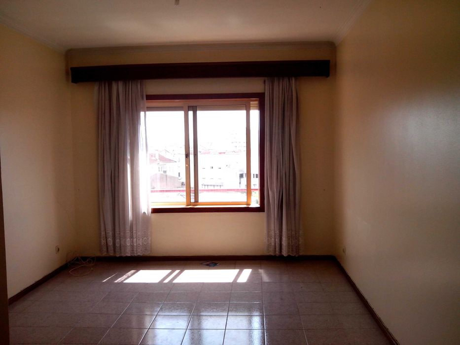 Particular arrenda T2 em São Vicente, Rua Fonte do Mundo