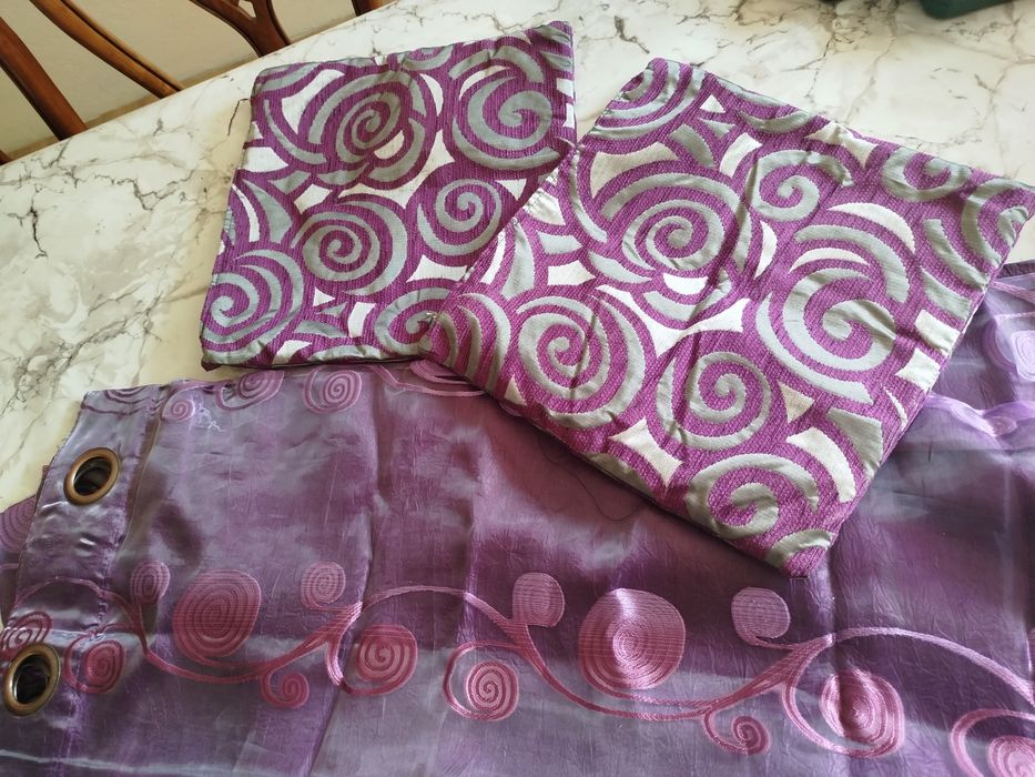 Conjunto de duas cortinas  e duas forras de almofadas.