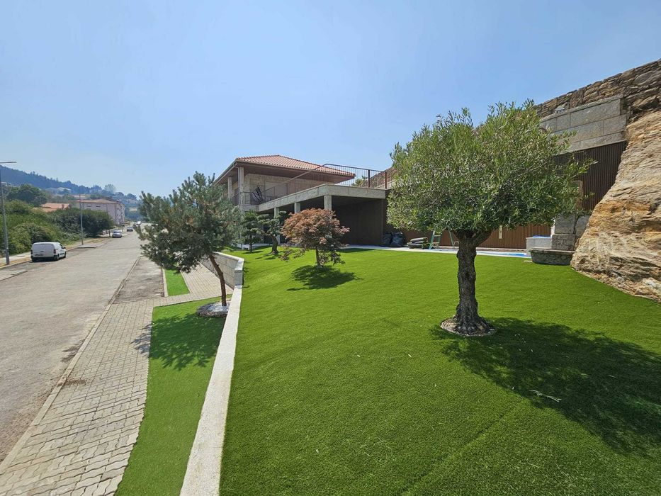 Colocação de relva sintética