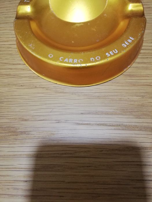 Cinzeiro antigo em metal da Bébécar - RARO!