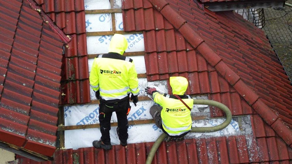 Naprawy dachów po kunach / kuna na dachu /  Izolacje pianą i celulozą