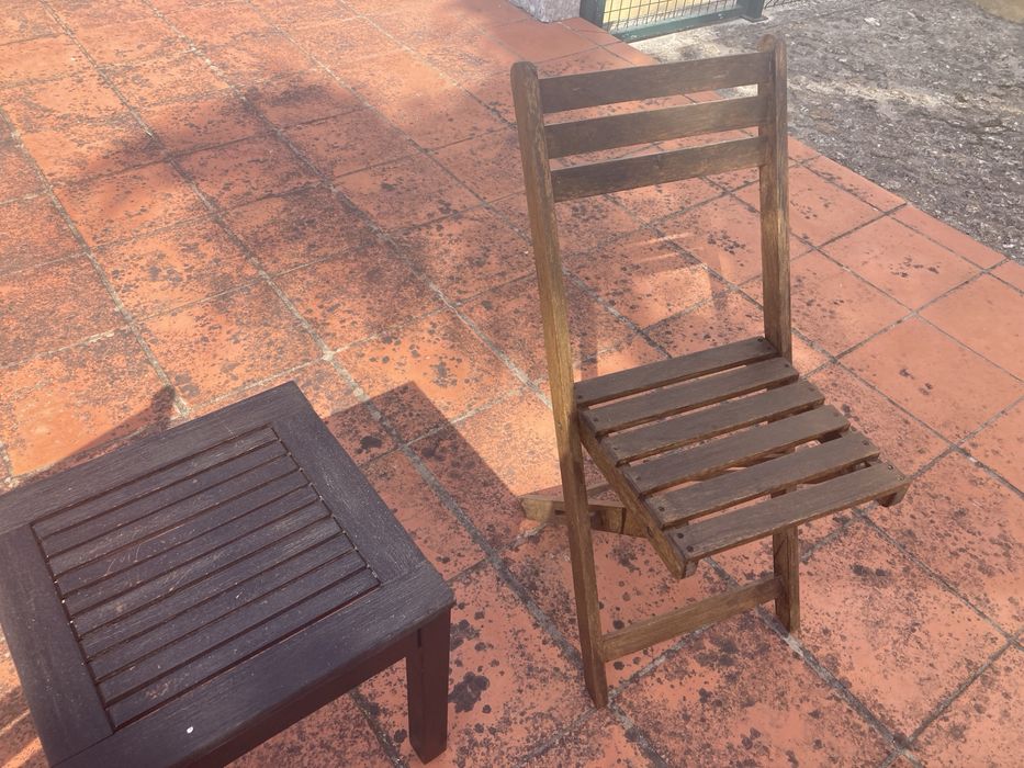 Mesa e duas cadeiras de jardim