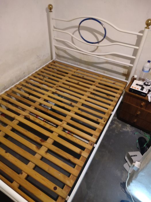 Cama à venda, sem colchão.