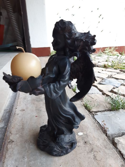 Anjo em massa com vela