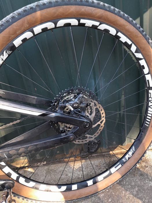 Bicicleta Cube ams 100 c:68 +Rolos de treino indoor horizontais Deuter