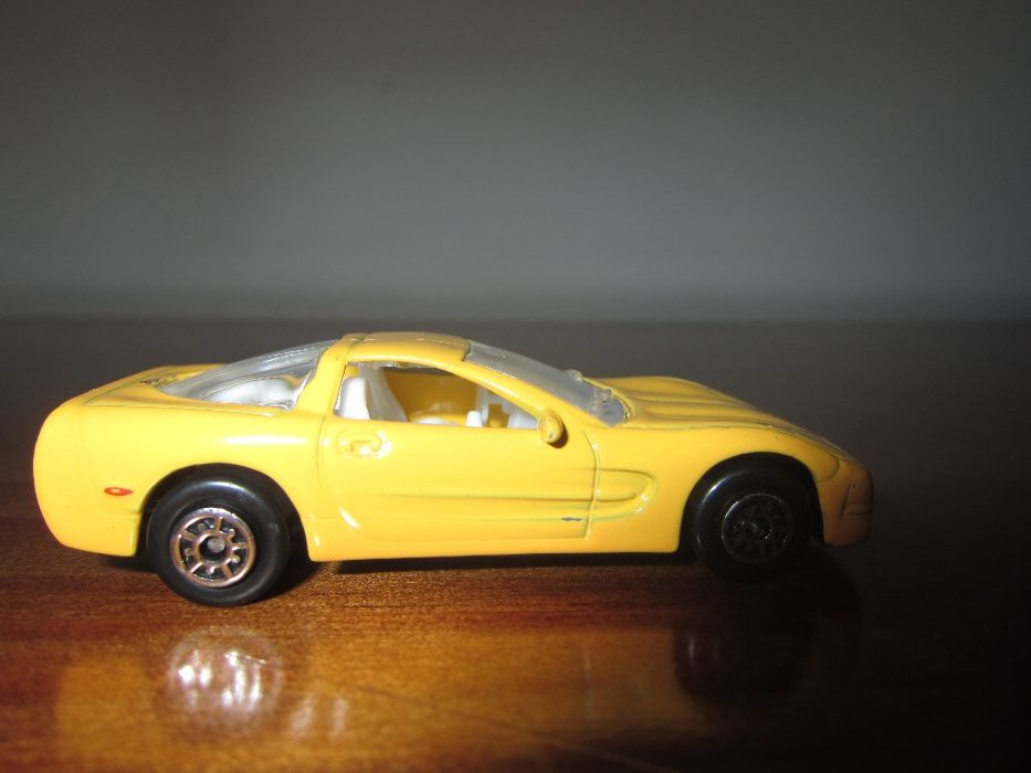 Carrinho de brincar amarelo com fundo branco - Chevrolet 1999 Corvette