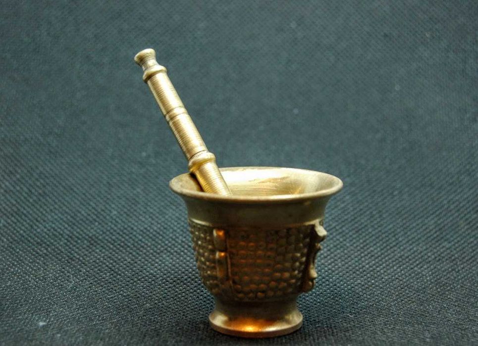 Almofariz vintage com pilão miniatura em bronze