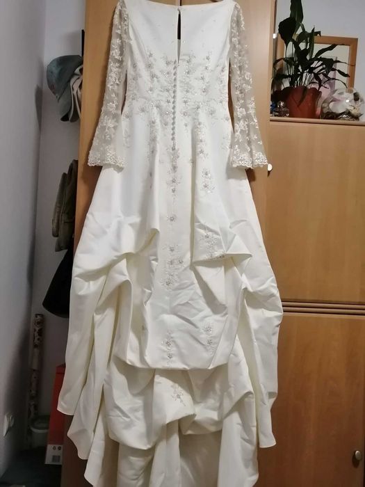 Suknia ślubna ecru.