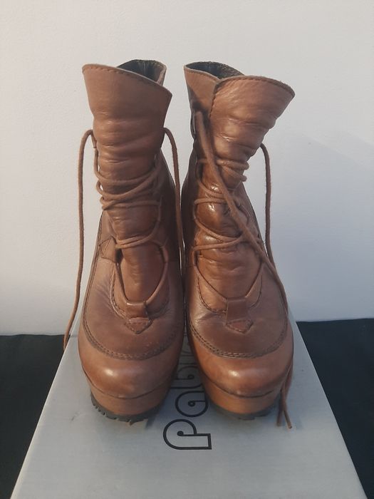 Botins em pele castanho