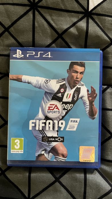 PlayStation 4 (modelo normal) usada com jogos e comando