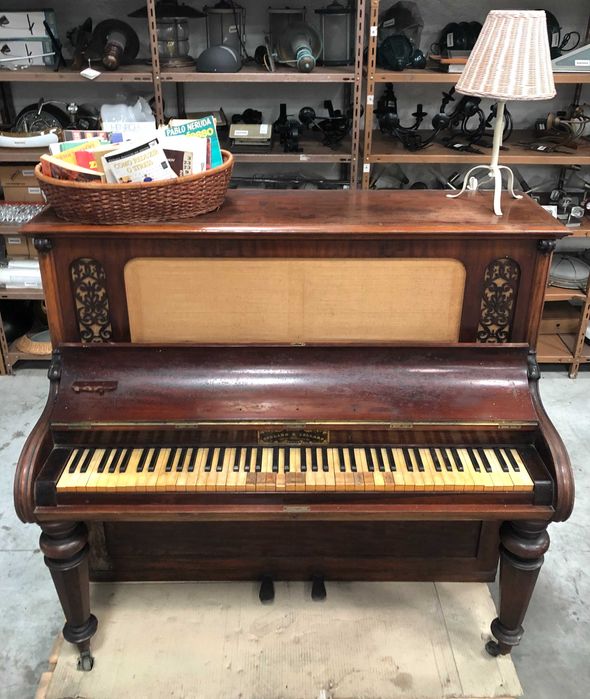 Piano Antigo em Madeira