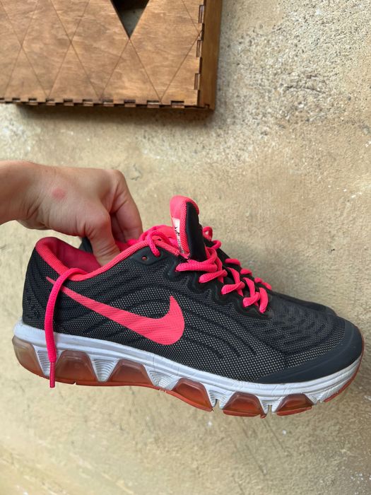 Яскраві Кросівки Nike Tailwind 6