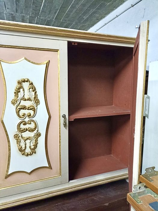 Armario de madeira antigo