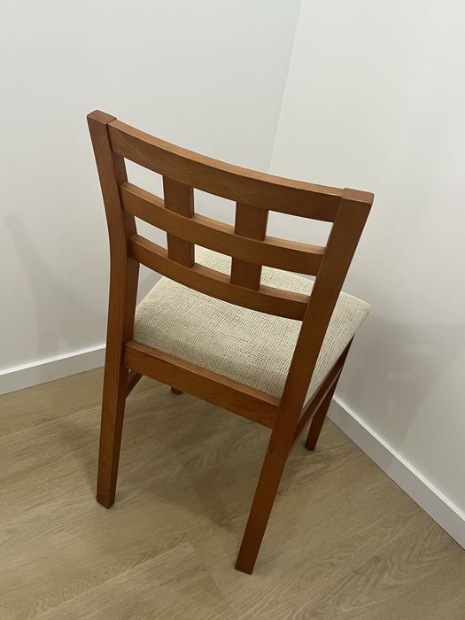 Cadeira em madeira cerejeira com almofada bege