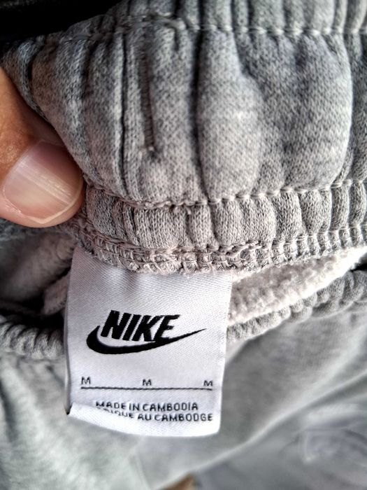Calça Nike,com top Prettylittlething.