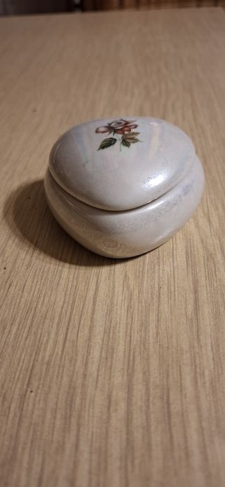 Ozdoby na meble , szkatułki,popielniczki,muszelki itp.