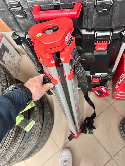 Milwaukee M18 RLOH600-201C – niwelator laserowy + statyw