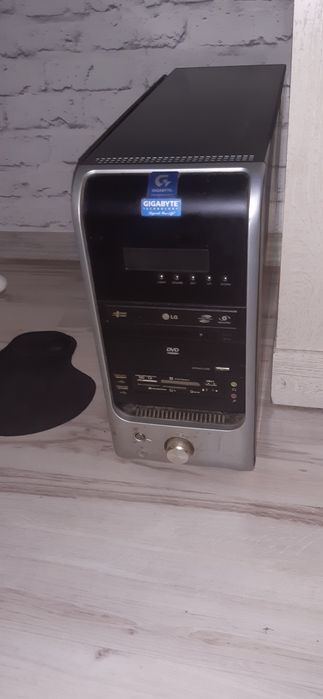 Komputer LG z podkładką na myszkę..