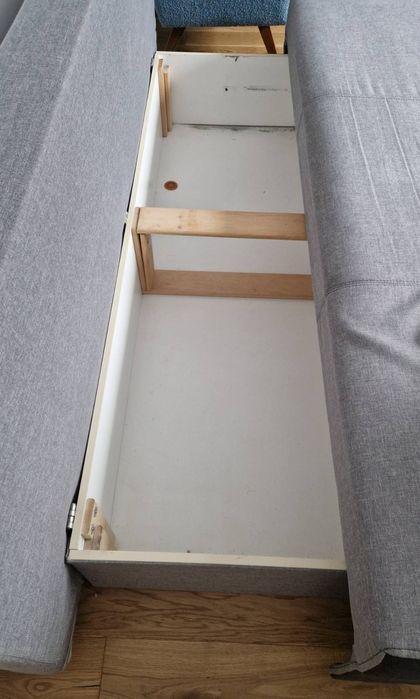 Szara sofa z funkcją spania