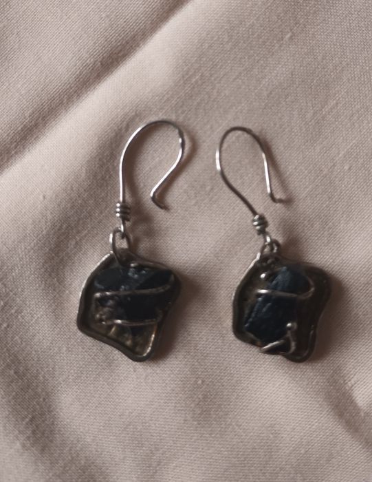 Brincos de prata e basalto