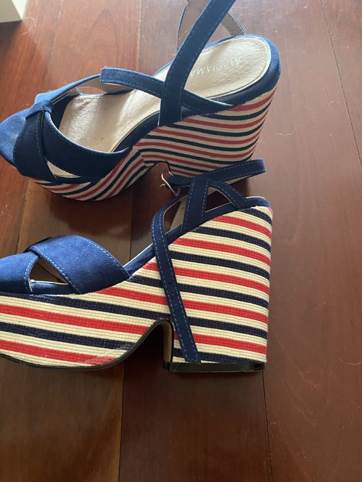 Sapato de salto compensado