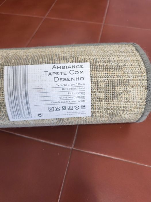 Tapete da sala cinzento