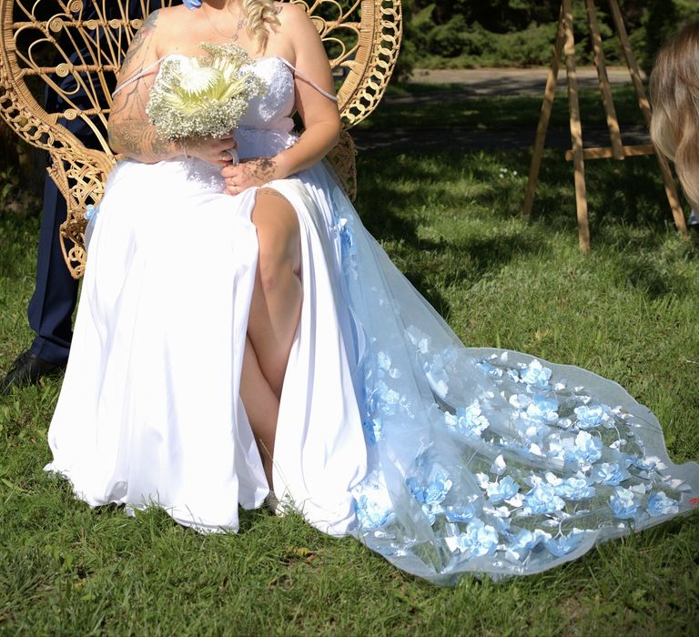 Biała suknia ślubna z odpinanym trenem