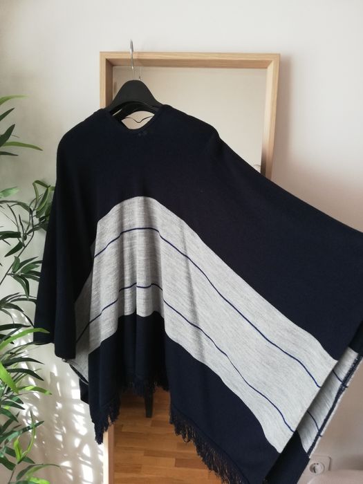 Capa/Poncho Stradivarius T:M - 9,90€