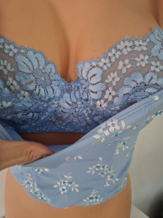 Gorset z biustonoszem koronkowym z haftem w kwiaty top