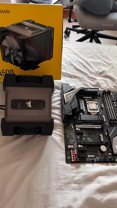 i7 9700K + Gigabyte Z390 AORUS Elite + Corsair A500