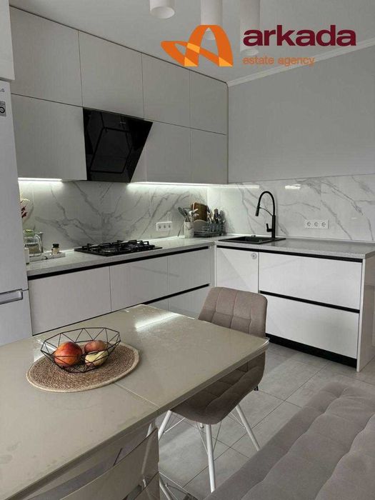 Продаж квартири з ремонтом в локації парку та озера