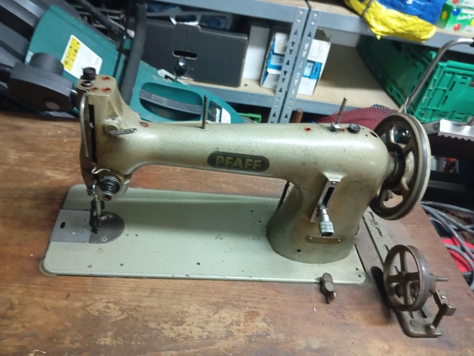 Máquina de costura PFAFf antiga de sapateiro