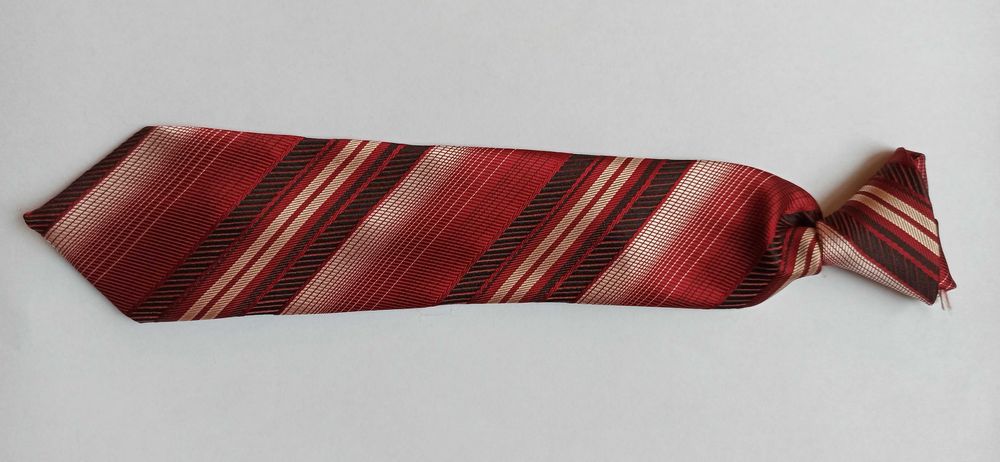 Elegancki krawat dla chłopca