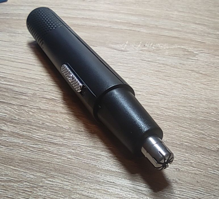 Триммер для догляду за обличчям на аккумуляторі