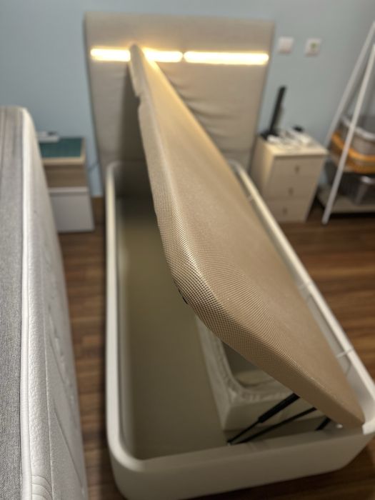 Excelente soumier individual com colchao e cabeceira eletrificada.