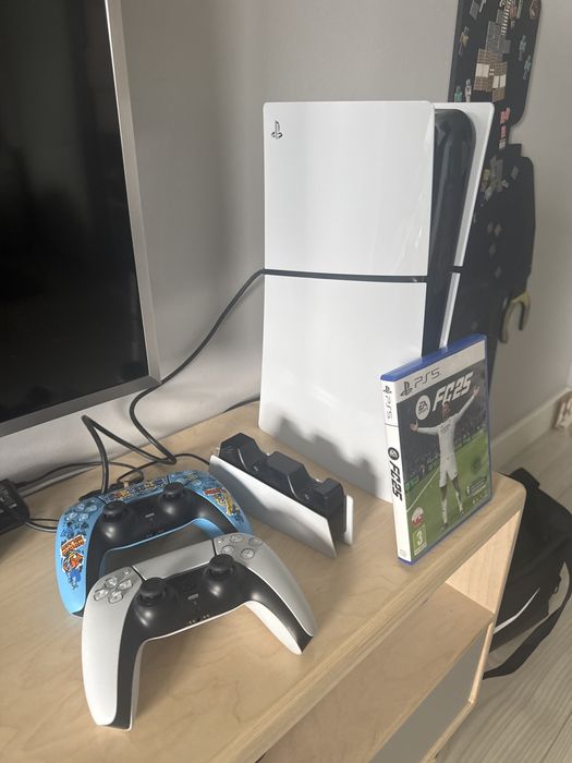 Ps5 slim z napede 1tb + pad fortnite + ladowarka do padow + fc25