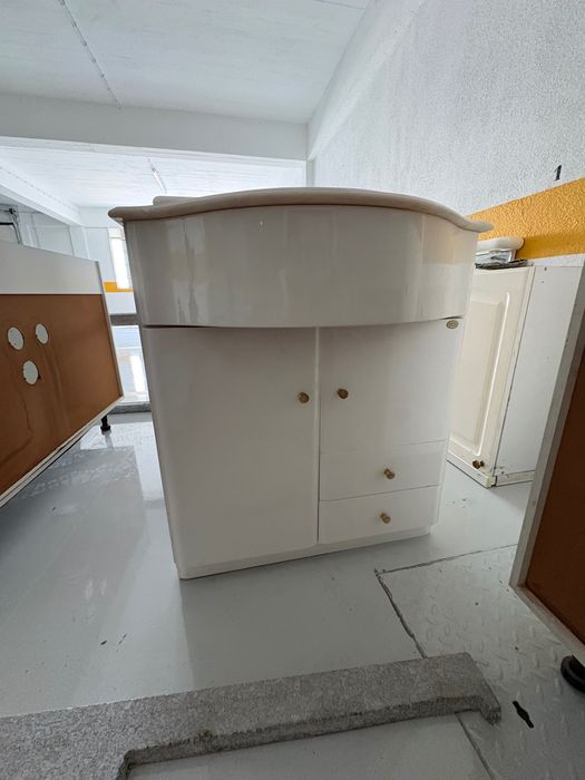Móveis de chão de casa de banho, com lavatório, torneira e espelho