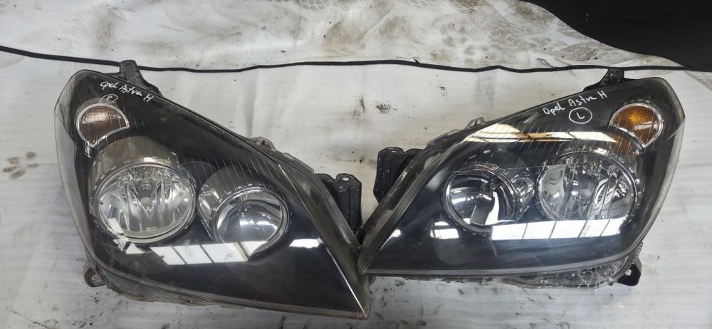 Opel astra H lampy przód komplet