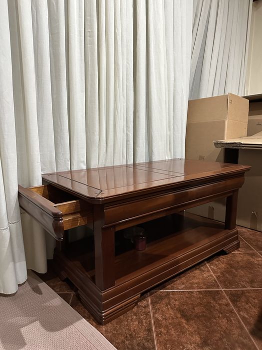 Mesa de centro com gavetas