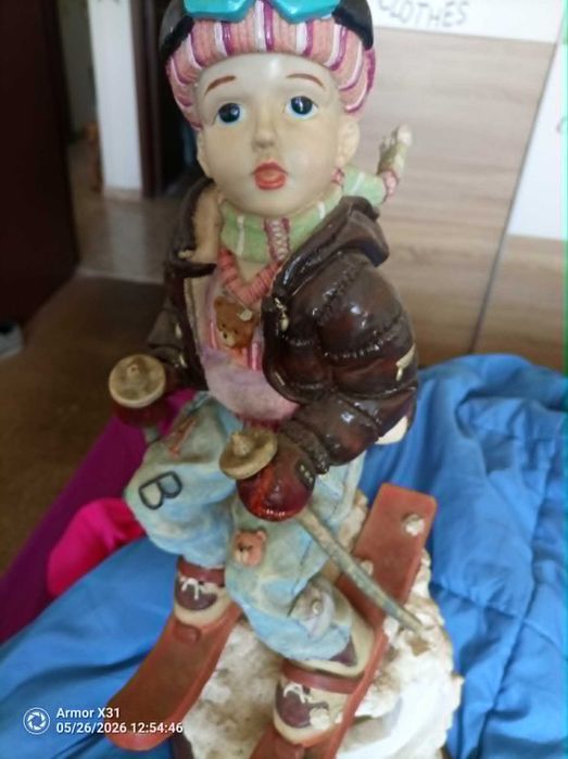 boneco de  loiça menino na neve